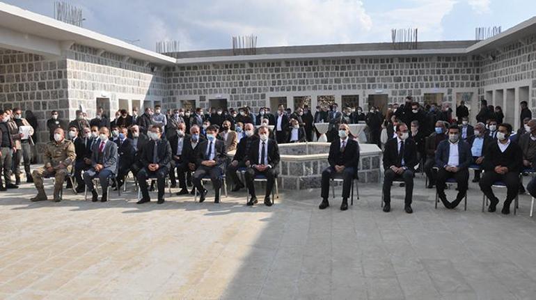 Teröristlerin yaktığı tarihi kasrın benzeri Şırnak Üniversitesi yerleşkesine yapıldı