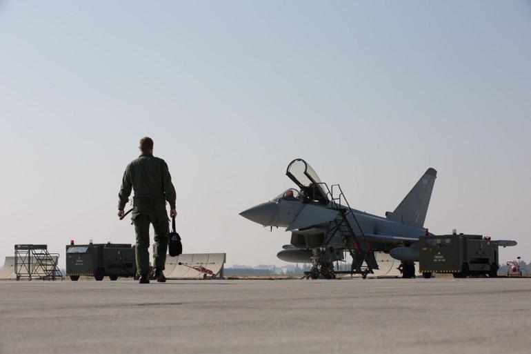 İngiltereye ait Eurofighter Typhoon ile Türk F-16 uçakları birlikte ilk eğitim uçuşlarını yaptı