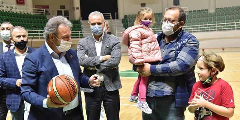 Mucize bebek Aydadan basketbol sahasında iyiyim pozu