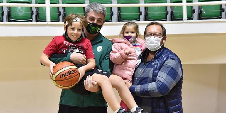Mucize bebek Aydadan basketbol sahasında iyiyim pozu