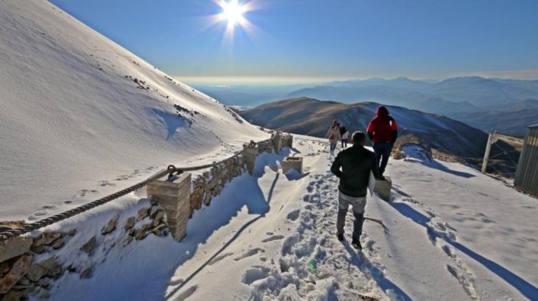 Nemrut Dağı’na sezonun ilk karı düştü