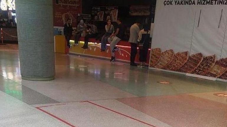Masa ve sandalyelerin kaldırıldığı AVMde, yerde yemek yediler