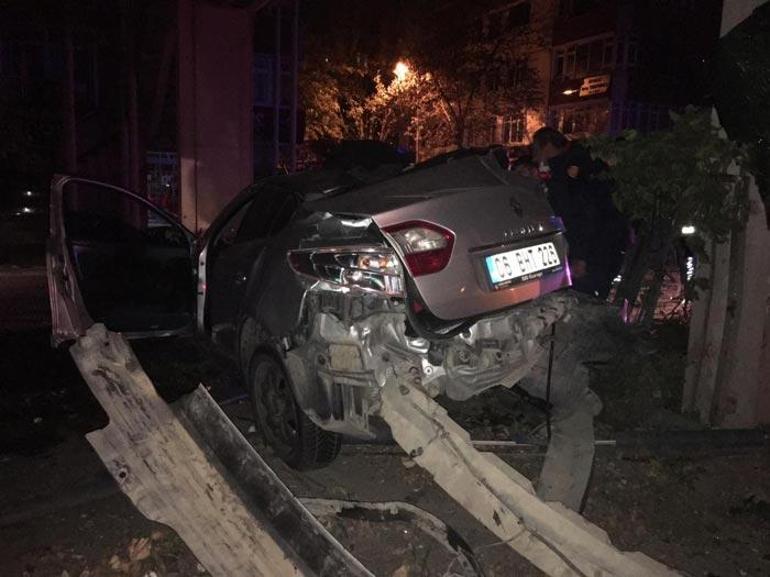 Gece yarısı feci kaza Araç hurdaya döndü