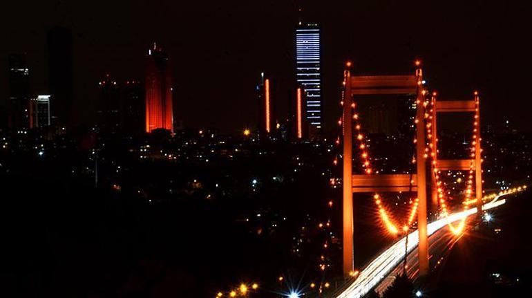 İstanbulun simgeleri turuncuya boyandı İşte nedeni...