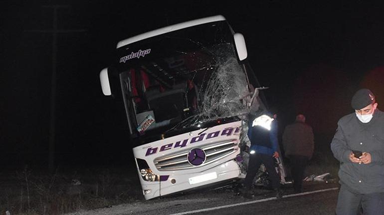 Yolcu otobüsü ile kamyonet çarpıştı: Ölü ve yaralılar var
