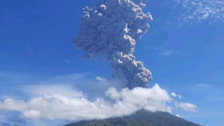 Endonezyada art arda yanardağ patlamaları