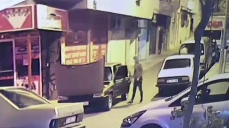İzmirde aynı gece 3 araç çalan 2 zanlı tutuklandı