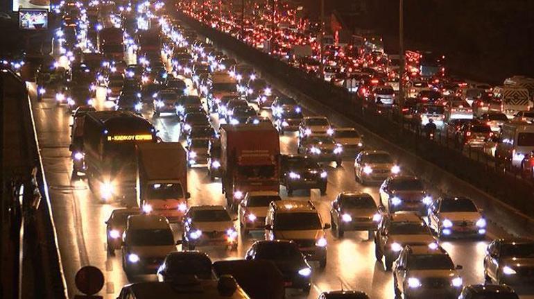 Son dakika Sokağa çıkma yasağına saatler kala trafik durma noktasına geldi