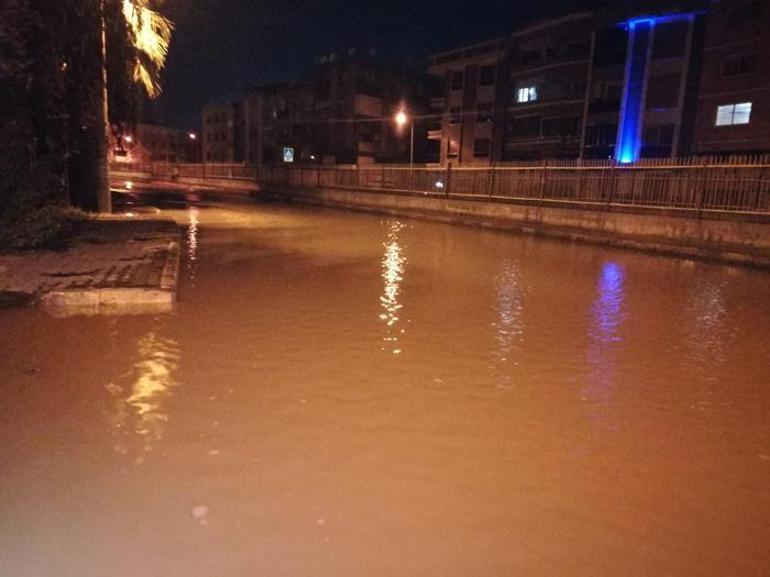Patlayan su borusu caddeleri göle çevirdi