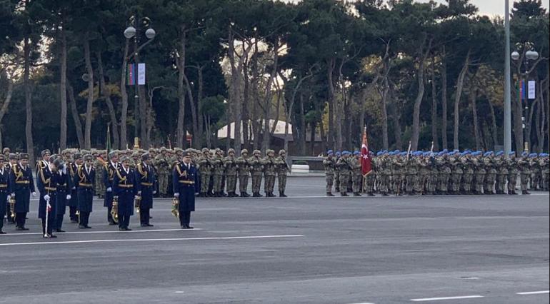 Son dakika... Azerbaycanda tarihi gün Cumhurbaşkanı Erdoğan şehitliği ziyaret etti