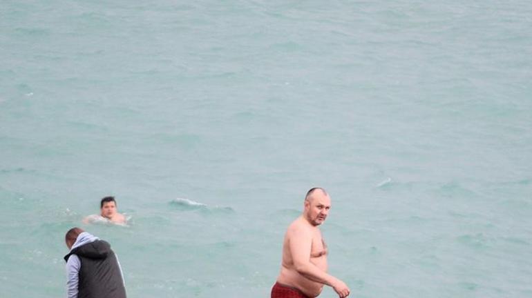 İki Rus turistin deniz keyfi Sahil onlara kaldı