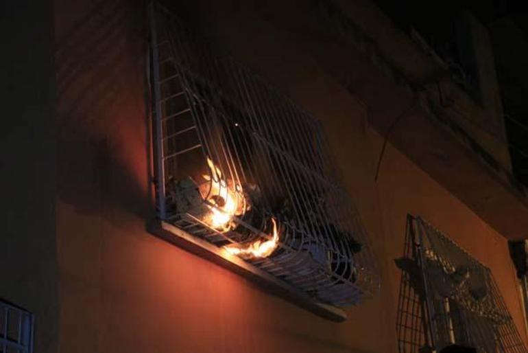 Adanada şok olay Anne ve babasını rehin aldı evi ateşe verdi