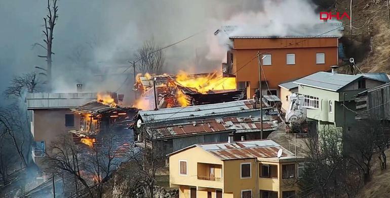 Son dakika... Rizede köy evleri yanıyor