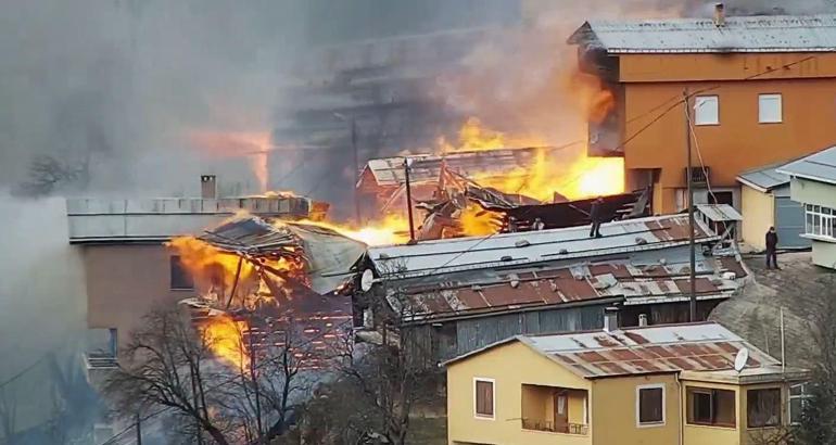 Son dakika... Rizede köy evleri yanıyor
