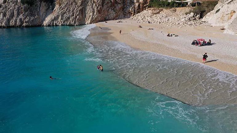 Dünyaca ünlü Kaputaş Plajında deniz, kum ve güneş keyfi