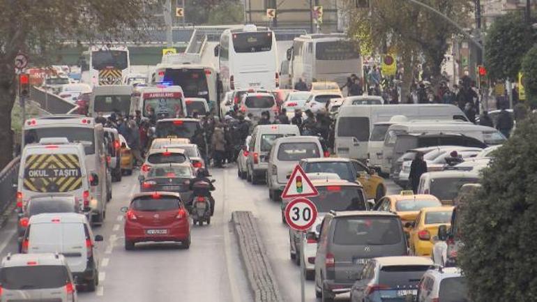 Son dakika: İstanbulda kısıtlama öncesi trafik kilitlendi Uzun araç kuyrukları oluştu...