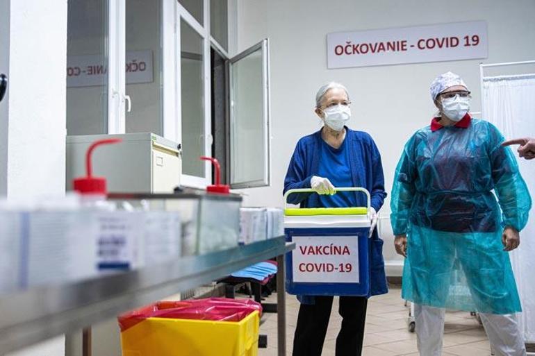 Slovakya’da ilk koronavirüs aşısı vuruldu