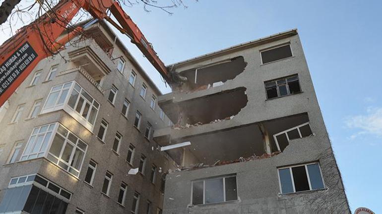 Son dakika... İstanbuldaki korku binası yıkıldı