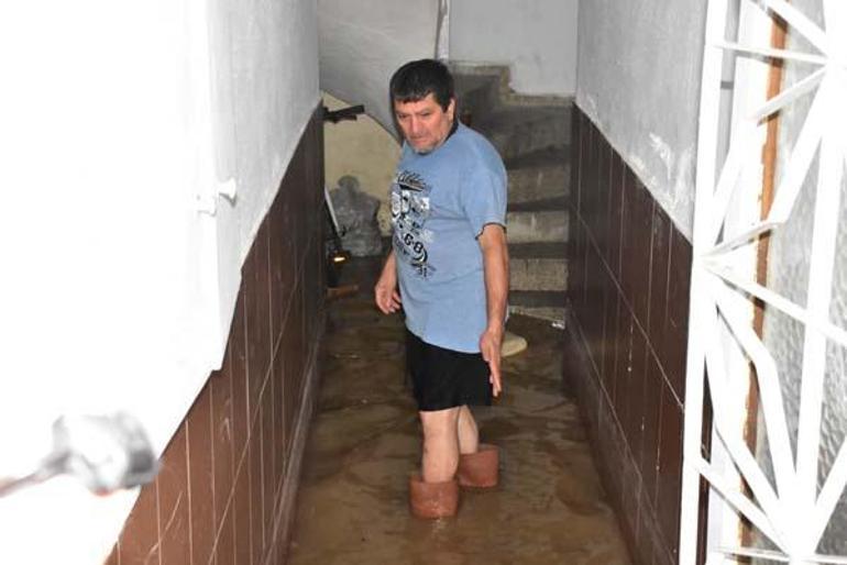 İzmirde sağanak yağış hayatı olumsuz etkiledi