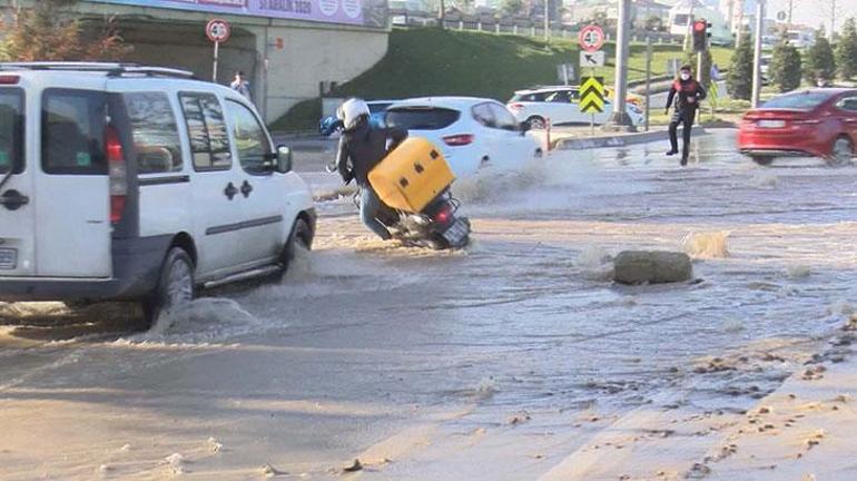 Bağcılarda su borusu patladı Sele kapılan motosikletlinin düşme anı kameraya yansıdı