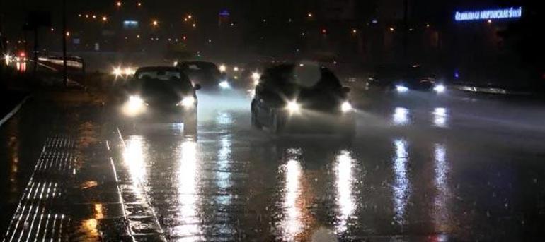 Ankarada sağanak yağış sürücülere zor anlar yaşattı