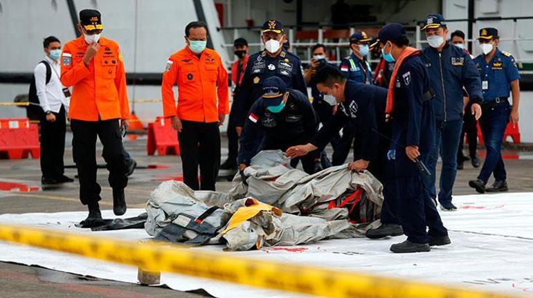 Son dakika:  Endonezyada düşen yolcu uçağından sinyal alındı