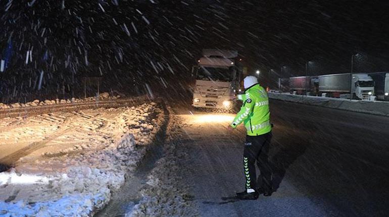 Erzurum ve Erzincanda kar yağışı ulaşımı aksattı