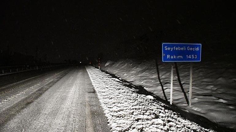 Sivas-Erzincan kara yolunda sürücüler zor anlar yaşadı