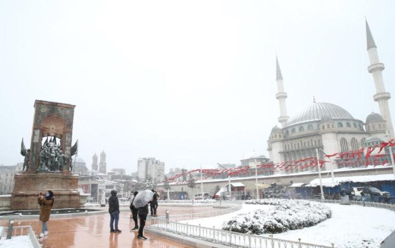 Son dakika... İstanbulda kar yağışı etkisini sürdürüyor