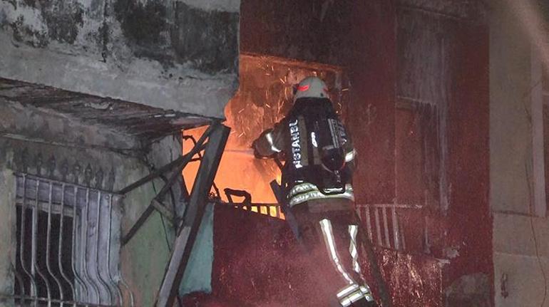 İstanbulda korkutan yangın Üst katlara sıçradı