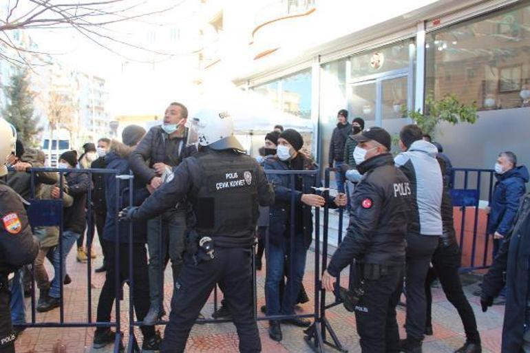 Son dakika HDPli milletvekili evlat nöbetindeki ailelere zafer işareti yaptı, gerginlik yaşandı