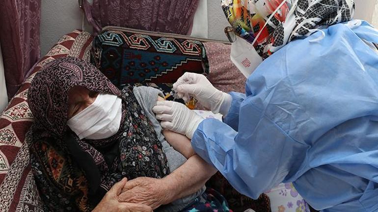 85 yaş üzeri vatandaşlar evlerinde aşılanmaya başlandı