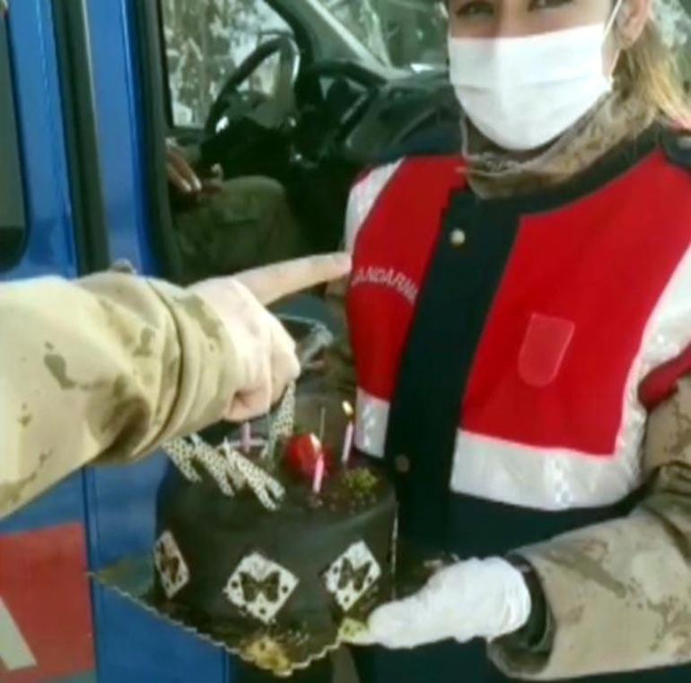 Jandarma, yaşlı kadının doğum gününü kutladı
