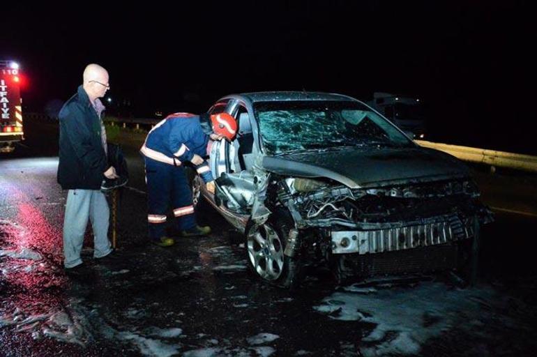Eşi otomobilde sıkışan sürücü olay yerinde şoka girdi