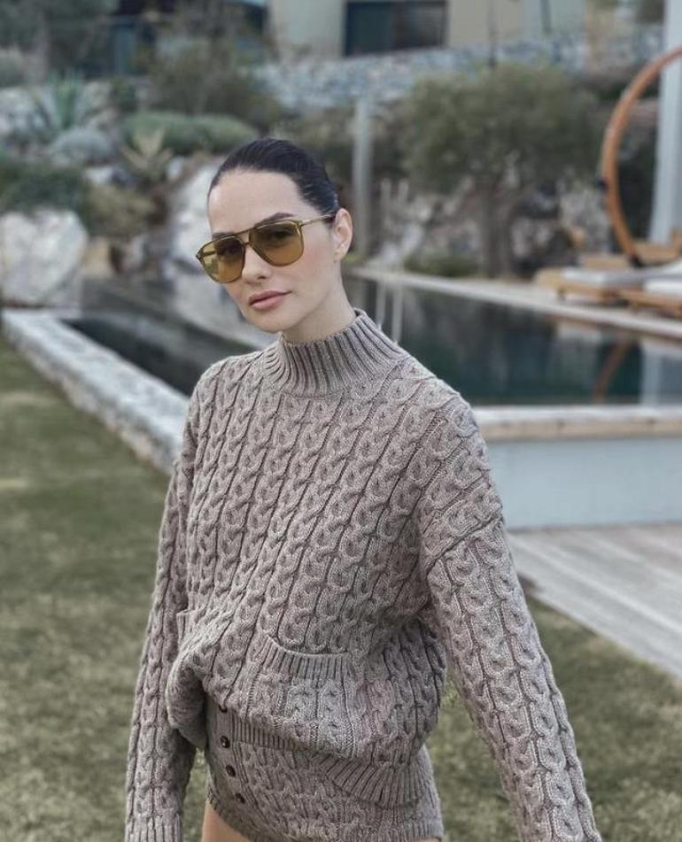 Serenay Sarıkaya triko takımıyla poz verdi