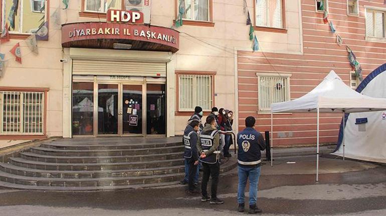 HDPye evlat tepkisi büyüyor 12 aile daha eyleme katıldı