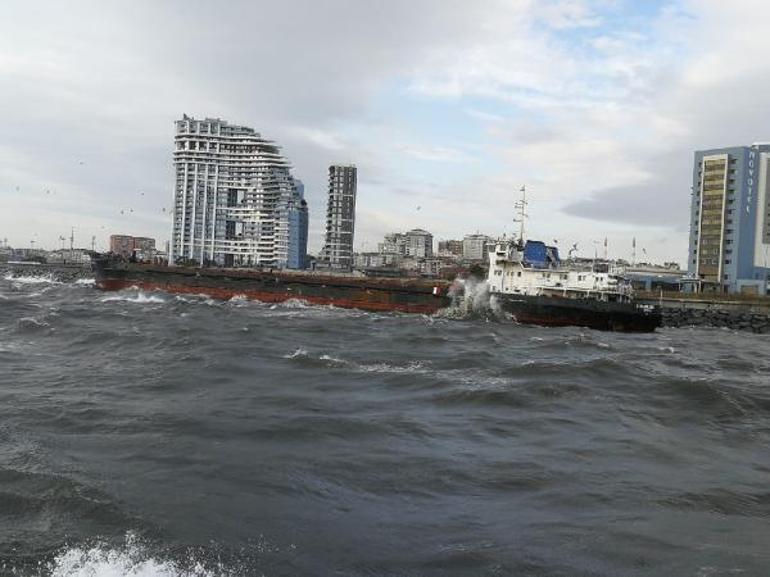 Son dakika Sürüklenen gemi Zeytinburnu açıklarında karaya oturdu