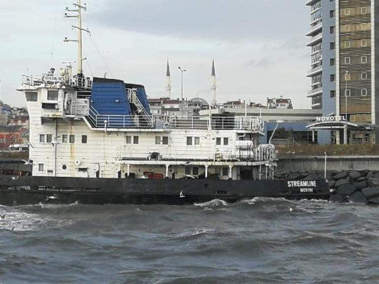 Son dakika Sürüklenen gemi Zeytinburnu açıklarında karaya oturdu