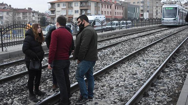 Sevgilisini göremedi,  tramvay hattına girdi Seferler durdu
