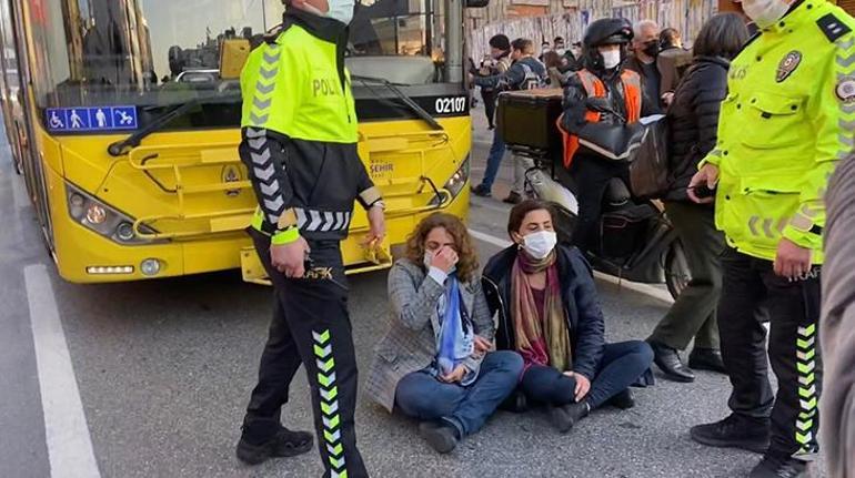 Kadıköyde HDP milletvekilleri yol kapattı, trafik felç oldu