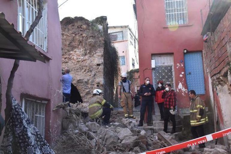 İzmirde metruk sinagogun duvarı bitişikteki evin üzerine yıkıldı