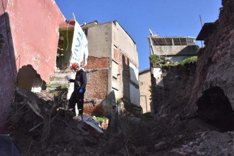 İzmirde metruk sinagogun duvarı bitişikteki evin üzerine yıkıldı