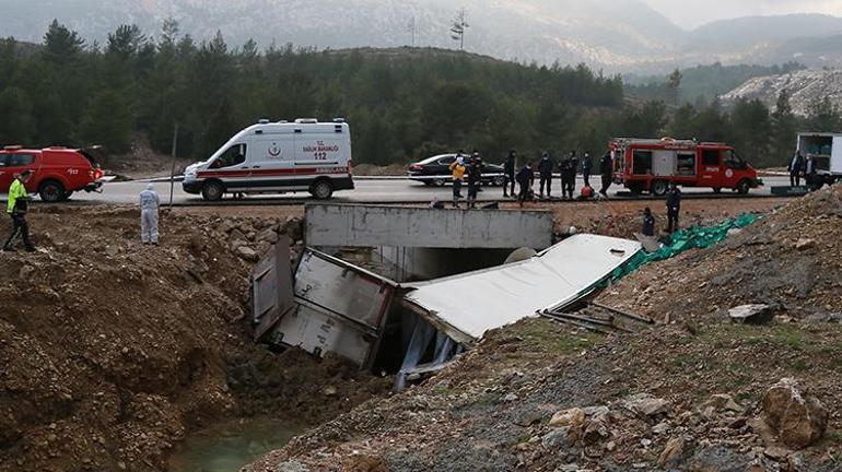 Antalyada feci kaza kamyon şoförü can verdi