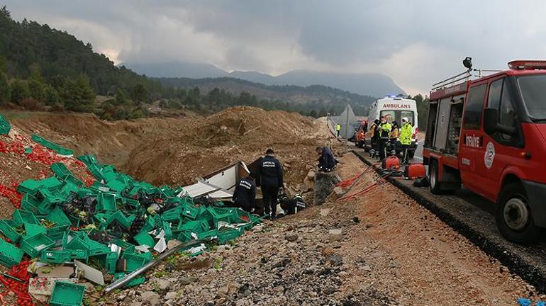 Antalyada feci kaza kamyon şoförü can verdi