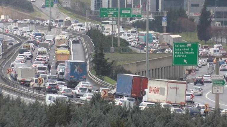 Son dakika: İstanbulda hafta sonu kısıtlaması öncesi trafik yoğunluğu