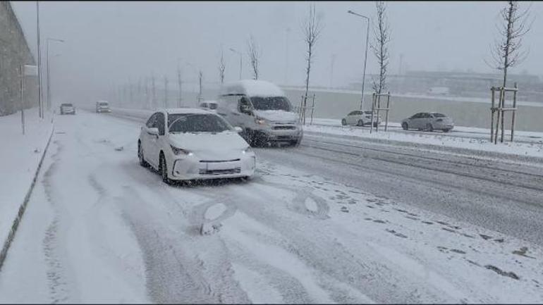 Son dakika... İstanbulda kar esareti Tuzlada araçlar yolda kaldı