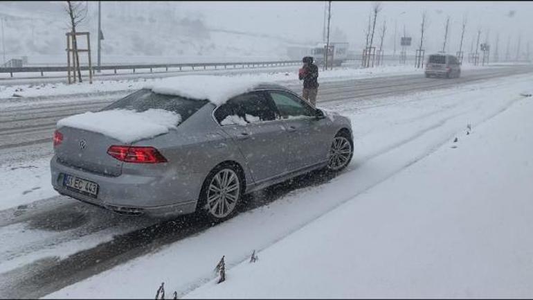 Son dakika... İstanbulda kar esareti Tuzlada araçlar yolda kaldı