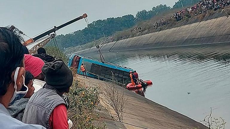 Hindistanda otobüs kanala düştü: 37 ölü