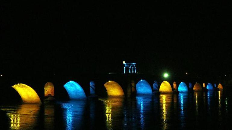 Edirnenin tarihi köprüleri renk renk Görenleri büyüledi...