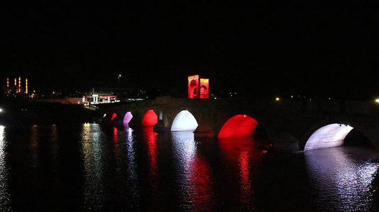 Edirnenin tarihi köprüleri renk renk Görenleri büyüledi...